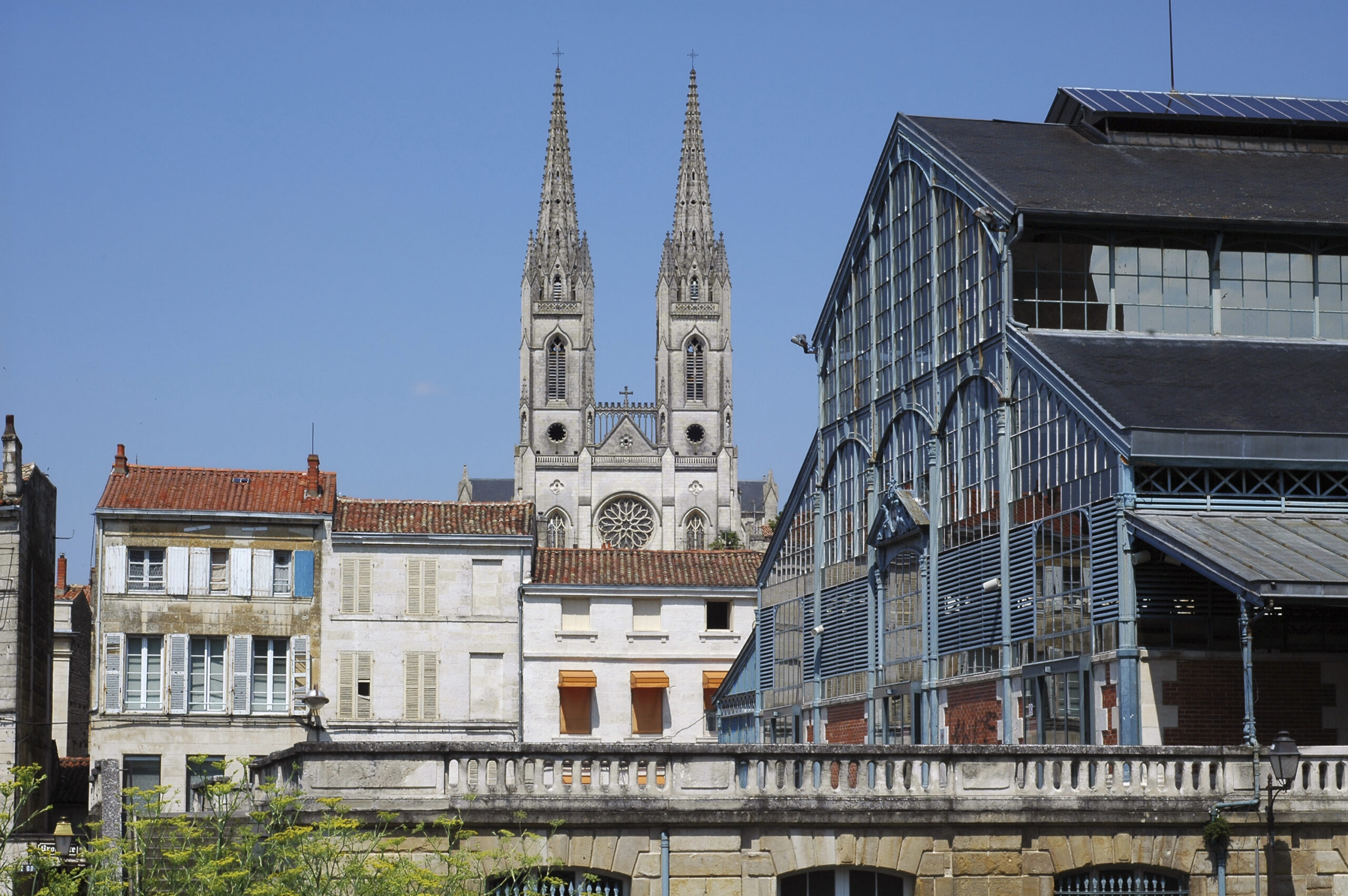 Niort (France): sacred and secular. The church and the market.