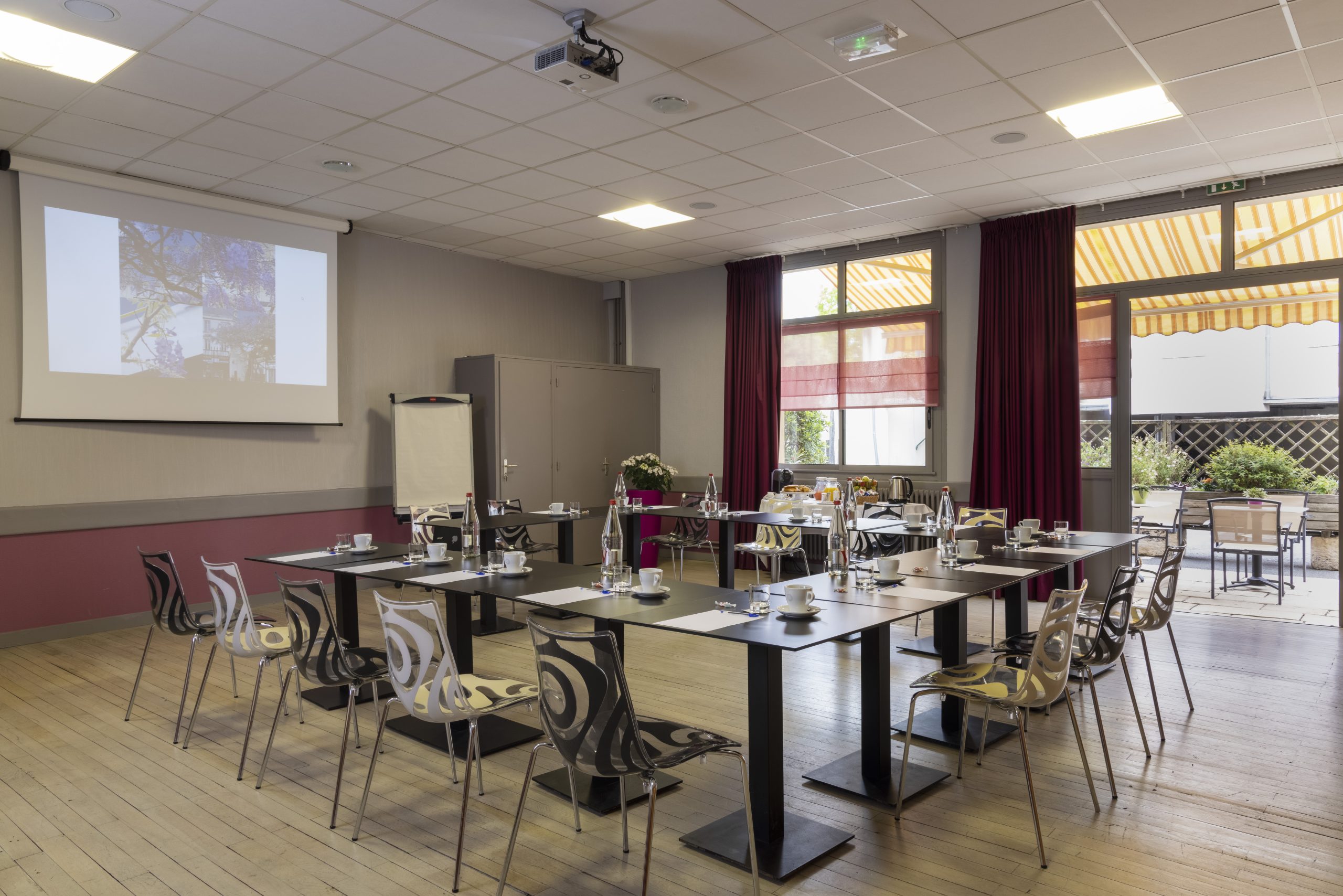 hotel le fontarabie SEMINAR equipped room 1 scaled